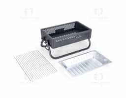 Churrasqueira em ferro com aberturas para ventilação e pés montáveis, que também podem ser utilizados como alças para transporte quando a churrasqueira não estiver em uso. Conta ainda com grelha em metal galvanizado e bandeja metálica com alças removíveis para acomodação do carvão.