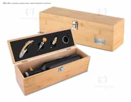 Kit vinho formado por quatro itens em metal com detalhes em bambu, incluindo: um saca-rolhas com lâmina de corte para lacres e abridor de garrafas, uma tampa para bico, um bico dosador com tampa e um anel corta-gotas (wine collar). Acompanha uma caixa em bambu com revestimento em EVA e trava em inox para guardar os itens do conjunto, além de compartimento interno para garrafa de vinho de tamanho padrão.

Observação:  Não acompanha garrafa vinho, imagem meramente ilustrativa.