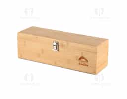 Kit vinho formado por quatro itens em metal com detalhes em bambu, incluindo: um saca-rolhas com lâmina de corte para lacres e abridor de garrafas, uma tampa para bico, um bico dosador com tampa e um anel corta-gotas (wine collar). Acompanha uma caixa em bambu com revestimento em EVA e trava em inox para guardar os itens do conjunto, além de compartimento interno para garrafa de vinho de tamanho padrão.

Observação:  Não acompanha garrafa vinho, imagem meramente ilustrativa.