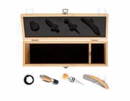 Kit vinho formado por quatro itens em metal com detalhes em bambu, incluindo: um saca-rolhas com lâmina de corte para lacres e abridor de garrafas, uma tampa para bico, um bico dosador com tampa e um anel corta-gotas (wine collar). Acompanha uma caixa em bambu com revestimento em EVA e trava em inox para guardar os itens do conjunto, além de compartimento interno para garrafa de vinho de tamanho padrão.

Observação:  Não acompanha garrafa vinho, imagem meramente ilustrativa.