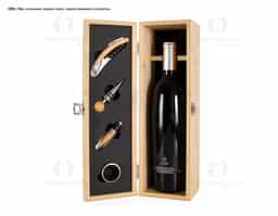 Kit vinho formado por quatro itens em metal com detalhes em bambu, incluindo: um saca-rolhas com lâmina de corte para lacres e abridor de garrafas, uma tampa para bico, um bico dosador com tampa e um anel corta-gotas (wine collar). Acompanha uma caixa em bambu com revestimento em EVA e trava em inox para guardar os itens do conjunto, além de compartimento interno para garrafa de vinho de tamanho padrão.

Observação:  Não acompanha garrafa vinho, imagem meramente ilustrativa.