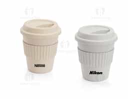 Copo de viagem em fibra de bambu (60%) e PP (40%), com tampa. Tira em silicone para facilitar o transporte de bebidas quentes. Capacidade até 380 mL.