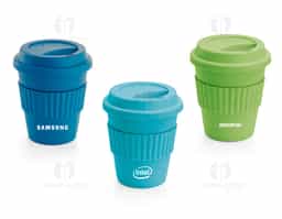 Copo de viagem em fibra de bambu (60%) e PP (40%), com tampa. Tira em silicone para facilitar o transporte de bebidas quentes. Capacidade até 380 mL.