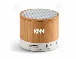 Caixa de som com microfone em bambu.  Possui transmissão por bluetooth, ligação stereo 3,5 mm e leitor de cartões TF. autonomia até 3h. capacidade: 300mAh. função para atender chamadas, controle de volume, conexão à playlist do dispositivo móvel e rádio FM. incluso cabo USB/micro USB para carrega