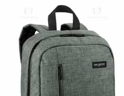 Mochila para notebook. 600D de alta densidade. Compartimento forrado, com 2 divisórias almofadadas para notebook até 14'' e tablet 9.7''. Bolso frontal e 1 bolso lateral. Parte posterior e alças almofadadas. Placa metálica removível com imã, para fácil gravação