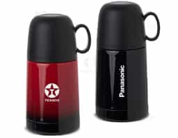 Garrafa térmica 250ml com acabamento degradê, contém tampa hermética rosqueável com botão de acionamento e tampa externa plástica com alça, podendo ser utilizada como xícara.
