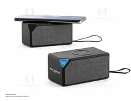 Caixa de som portátil em ABS com acabamento em borracha e tecido na parte frontal. De design sofisticado, esta caixa de som tem um tempo de reprodução de 2 horas, com transmissão por bluetooth 5.0 e potência de 3W. Adicionalmente tem também a funcionalidade de carregador wireless, com uma potência de 5 W