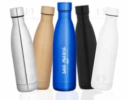 Garrafa térmica em aço inox com parede dupla e tampa com sistema de vácuo. Capacidade até 580 ml