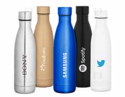Garrafa térmica em aço inox com parede dupla e tampa com sistema de vácuo. Capacidade até 580 ml