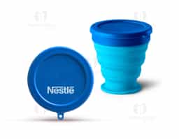 Copo de viagem dobrável em silicone com tampa em PP. Contém uma argola na base que serve como pega ou para pendurar. Copo com capacidade até 240 ml