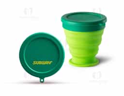 Copo de viagem dobrável em silicone com tampa em PP. Contém uma argola na base que serve como pega ou para pendurar. Copo com capacidade até 240 ml