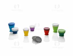 Copo de viagem dobrável em silicone com tampa em PP. Contém uma argola na base que serve como pega ou para pendurar. Copo com capacidade até 240 ml