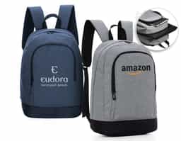 Mochila p/ Notebook em tecido poliéster.
Parte externa:
Bolsos frontal com ziper.
Bolso lateral.
Alça de ombro acolchoada.

Parte interna:
Compartimento acolchoado p/ notebook
