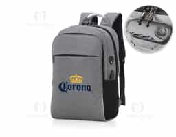 Mochila p/ Notebook em tecido poliéster.
Parte externa
Fechamento por cadeado com senha
Alça de mão em metal
Alça de ombro acolchoada
2 bolsos frontais
2 bolsos laterais
Mini bolso na alça de ombro
Conector USB na lateral
Saída para fones de ouvido na lateral