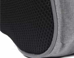 Mochila p/ Notebook em tecido poliéster.
Parte externa
Fechamento por cadeado com senha
Alça de mão em metal
Alça de ombro acolchoada
2 bolsos frontais
2 bolsos laterais
Mini bolso na alça de ombro
Conector USB na lateral
Saída para fones de ouvido na lateral