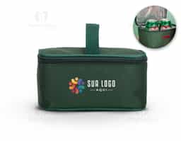 Bolsa térmica compacta confeccionada em nylon, desenvolvida para uso prático em rotinas leves e deslocamentos rápidos. Possui capacidade de 3 litros, ideal para transportar pequenas porções de alimentos ou bebidas, mantendo a organização e a funcionalidade no dia a dia. Acompanha plaquinha metálica aplicada ao design, agregando acabamento diferenciado e possibilitando personalização discreta e durável. Seu formato simples e versátil favorece o uso recorrente, tornando-se um brinde corporativo de fácil aceitação, associado a utilidade real, praticidade e boa exposição de marca.