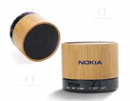 Caixa de som multimídia com Bluetooth e rádio FM. Material plástico com acabamento em bambu, possui a parte inferior com detalhes em relevo de algumas funções: botão Off/On; entrada para cartão MicroSD. Parte inferior com detalhe emborrachado anti-deslizante, acompanha cabo USB