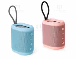 Caixa de som multimídia. Material plástico resistente a água, e falantes com acabamento em tecido, possui um cordão de nylon acoplado para facilitar o transporte. A caixinha funciona nos modos Bluetooth, Radio FM, Cartão TF (Micro SD), Auxiliar e USB.