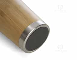 Copo Bambu de 500ml, parte interna em inox. Possui tampa com compartimento que pode ser aberto para beber.