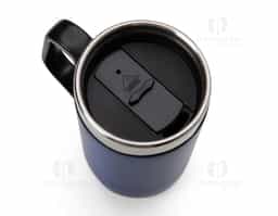 Caneca 275 ml parede dupla em Inox, com pegador de plástico, contém tampa com compartimento que ao deslizar, pode ser aberto para beber e base com EVA antiderrapante.