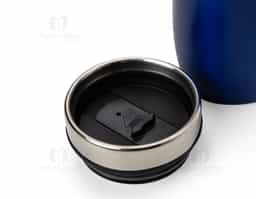 Caneca 275 ml parede dupla em Inox, com pegador de plástico, contém tampa com compartimento que ao deslizar, pode ser aberto para beber e base com EVA antiderrapante.