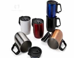 Caneca 400 ml parede dupla em Inox, com pegador de plástico, contém tampa com compartimento que ao deslizar, pode ser aberto para beber e base com EVA antiderrapante.