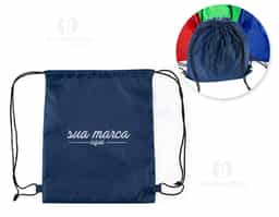 Mochila saco multifuncional em poliéster impermeável, leve e resistente. Possui cordões de nylon que funcionam como alças e sistema de fechamento prático, garantindo segurança e conforto no uso. Ideal como brinde corporativo moderno e versátil, combina funcionalidade, durabilidade e amplo espaço para personalização.