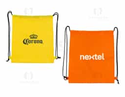 Mochila saco multifuncional em poliéster impermeável, leve e resistente. Possui cordões de nylon que funcionam como alças e sistema de fechamento prático, garantindo segurança e conforto no uso. Ideal como brinde corporativo moderno e versátil, combina funcionalidade, durabilidade e amplo espaço para personalização.