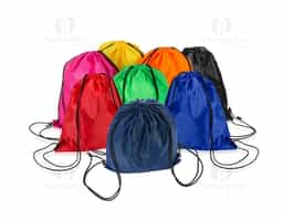 Mochila saco multifuncional em poliéster impermeável, leve e resistente. Possui cordões de nylon que funcionam como alças e sistema de fechamento prático, garantindo segurança e conforto no uso. Ideal como brinde corporativo moderno e versátil, combina funcionalidade, durabilidade e amplo espaço para personalização.