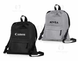Mochila saco em poliéster com detalhes em nylon. Contém bolso de zíper na parte frontal, alça de mão e alças de nylon para as costas. Tecido resistente a água e parte traseira em material antitranspirante.