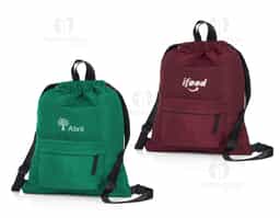 Mochila saco em poliéster com detalhes em nylon. Contém bolso de zíper na parte frontal, alça de mão e alças de nylon para as costas. Tecido resistente a água e parte traseira em material antitranspirante.