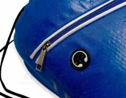 Mochila saco impermeável em fibra de poliéster. Contém bolso diagonal na parte frontal com entrada para fones de ouvido e alças de nylon.