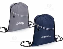 Mochila saco impermeável em fibra de poliéster. Contém bolso diagonal na parte frontal com entrada para fones de ouvido e alças de nylon.