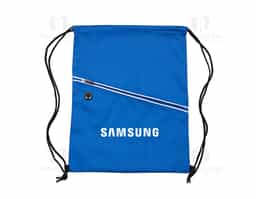 Mochila saco impermeável em fibra de poliéster. Contém bolso diagonal na parte frontal com entrada para fones de ouvido e alças de nylon.