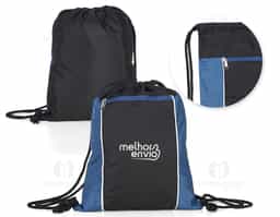 Mochila saco impermeável em fibra de poliéster. Contém bolso horizontal com zíper na parte frontal e alças de nylon.