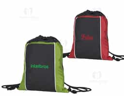 Mochila saco impermeável em fibra de poliéster. Contém bolso horizontal com zíper na parte frontal e alças de nylon.