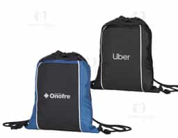 Mochila saco impermeável em fibra de poliéster. Contém bolso horizontal com zíper na parte frontal e alças de nylon.