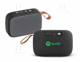 Caixa de som com microfone em ABS, tecido em poliéster e acabamento emborrachado. Transmissão por bluetooth, ligação stereo 3,5 mm e leitor de cartões TF. Potência de 3W/4O. Função para atender chamadas, controle de volume, conexão à playlist do dispositivo móvel e rádio FM. Incluso cabo USB para carregar