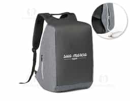 Mochila para notebook em 900D de alta densidade e tarpaulin. Sistema antirroubo: compartimento principal com zíper oculto e parte posterior com 2 bolsos ocultos com zíper, para maior segurança. Compartimento principal forrado e almofadado, com 2 divisórias almofadadas para notebook até 15.6'' e tablet 10.5''.