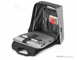 Mochila para notebook em 900D de alta densidade e tarpaulin. Sistema antirroubo: compartimento principal com zíper oculto e parte posterior com 2 bolsos ocultos com zíper, para maior segurança. Compartimento principal forrado e almofadado, com 2 divisórias almofadadas para notebook até 15.6'' e tablet 10.5''.