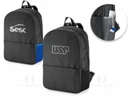 Mochila para notebook em 600D. Compartimento com divisória almofadada para notebook até 15.6''. Bolso lateral em tela e bolso frontal. Parte posterior e alças almofadadas.