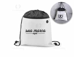 Sacola tipo mochila em poliéster 210D, resistente e prática, com bolso frontal com zíper e saída para fones de ouvido ou cabos. Ideal para organização de objetos pessoais, combina funcionalidade e estilo, sendo perfeita como brinde corporativo moderno e útil no dia a dia.