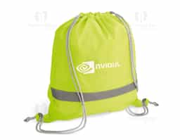 Sacola tipo mochila em poliéster 210D, resistente e leve, com elementos refletores que aumentam a visibilidade e segurança em ambientes externos. Possui alças práticas para transporte confortável. Ideal como brinde corporativo funcional e moderno, combina estilo, utilidade e ampla área para personalização.