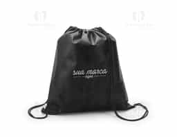 Sacola tipo mochila em non-woven (80 g/m²), leve e resistente, com cordões que funcionam como alças para fácil transporte. Disponível em diversas cores vibrantes, é prática e versátil, ideal como brinde corporativo para eventos, ações promocionais ou uso diário, unindo funcionalidade e visibilidade para sua marca.