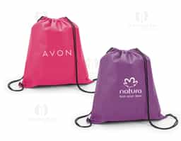 Sacola tipo mochila em non-woven (80 g/m²), leve e resistente, com cordões que funcionam como alças para fácil transporte. Disponível em diversas cores vibrantes, é prática e versátil, ideal como brinde corporativo para eventos, ações promocionais ou uso diário, unindo funcionalidade e visibilidade para sua marca.