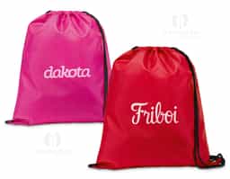 Sacola tipo mochila em poliéster 210D, material leve e resistente, com alças pretas que garantem conforto e praticidade no transporte. Disponível em diversas cores vibrantes, é perfeita como brinde corporativo, unindo utilidade, durabilidade e excelente área para personalização da marca.