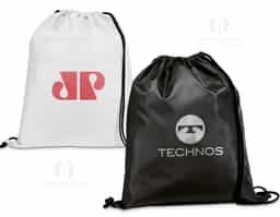 Sacola tipo mochila em poliéster 210D, material leve e resistente, com alças pretas que garantem conforto e praticidade no transporte. Disponível em diversas cores vibrantes, é perfeita como brinde corporativo, unindo utilidade, durabilidade e excelente área para personalização da marca.