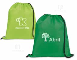 Sacola tipo mochila em poliéster 210D, material leve e resistente, com alças pretas que garantem conforto e praticidade no transporte. Disponível em diversas cores vibrantes, é perfeita como brinde corporativo, unindo utilidade, durabilidade e excelente área para personalização da marca.