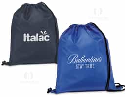 Sacola tipo mochila em poliéster 210D, material leve e resistente, com alças pretas que garantem conforto e praticidade no transporte. Disponível em diversas cores vibrantes, é perfeita como brinde corporativo, unindo utilidade, durabilidade e excelente área para personalização da marca.