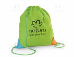 acola tipo mochila em non-woven (80 m/g²) com cantos triangulares coloridos. 300 x 350 mm